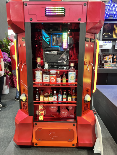 Zum Mischen gibt es an der Front eine kleine Bar mit diversen alkoholischen Getränken. Im Hintergrund ist die Hardware zu sehen. (Bild: Martin Böckmann)